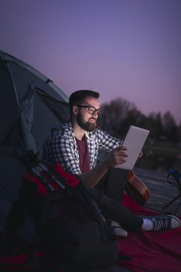 Techniques pour camper confortablement en altitude sans souffrir du mal des montagnes pour les débutants.
